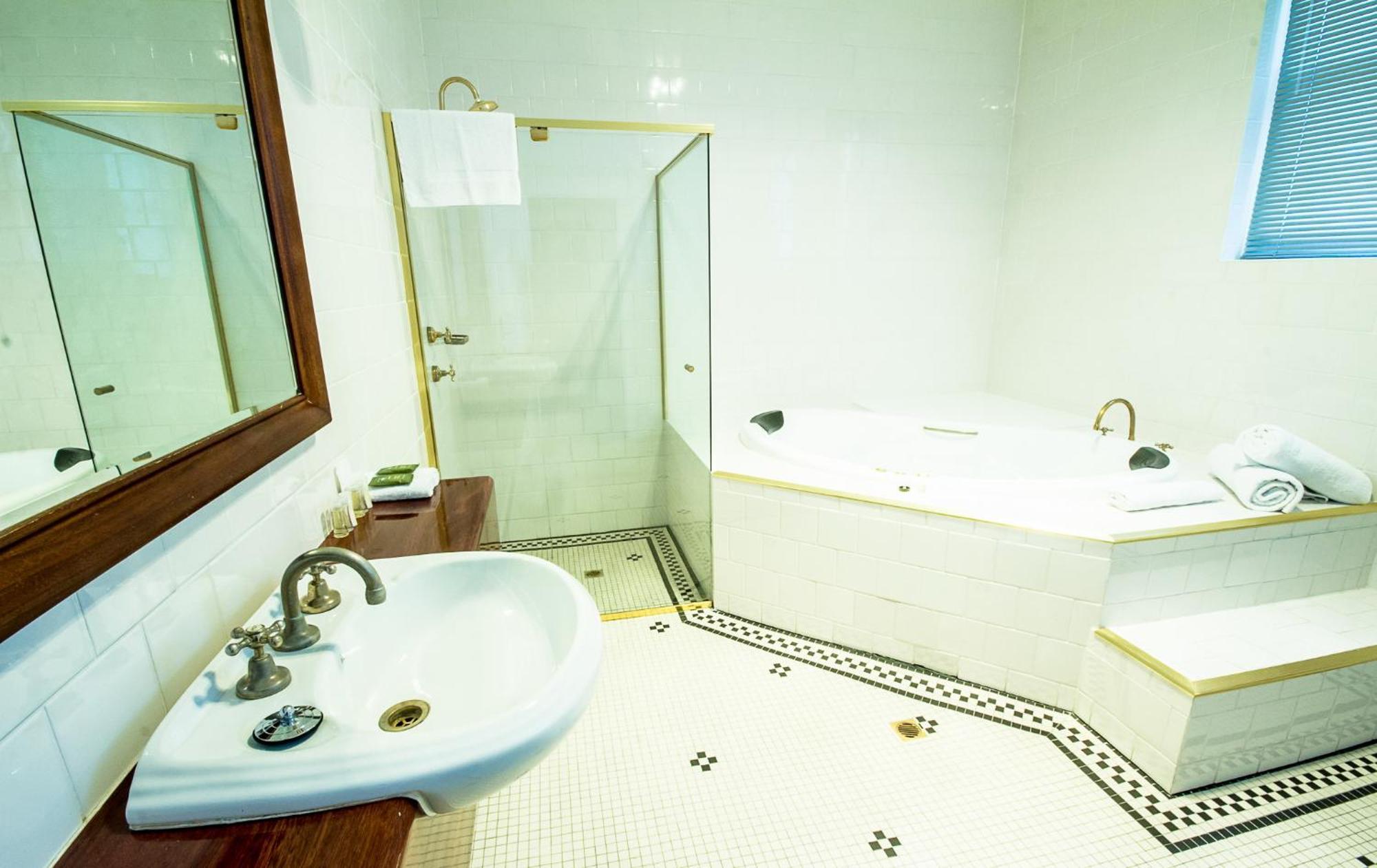Largs Pier Hotel Adelaide Room photo